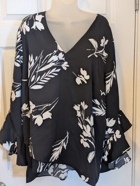 Vince Camuto 3X Black White Floral Blouse Flowy V-Neck Ruffle Bell Sleeve Tunic